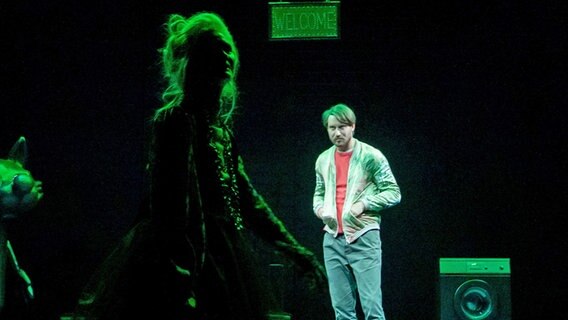 Lisa Hagmeister und Sebastian Zimmler auf der Bühne bei der Premiere des Stücks "Herkunft" am Thalia Theater © Krafft Angerer Foto: Krafft Angerer