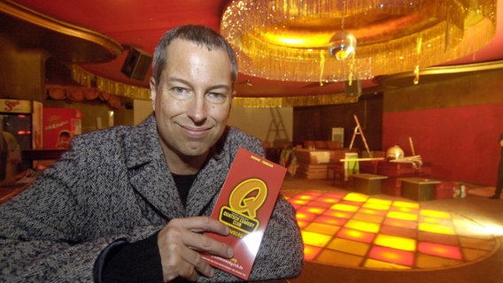 Comedian und Moderator Thomas Hermanns posiert im Café Keese auf der Reeperbahn in Hamburg, wohin der Quatsch Comedy Club nach zehn Jahren im Fernsehen zurückkehrt. © picture-alliance/ dpa/dpaweb Foto: Patrick Lux