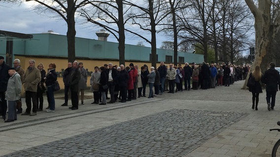lange Warteschlange vor dem Herrenhäuser Schloss © NDR.de Foto: Raliza Nikolov