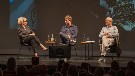 Julia Westlake im Gespräch mit Boris Herrmann und Andreas Wolfers © NDR Foto: Stephan Walzl
