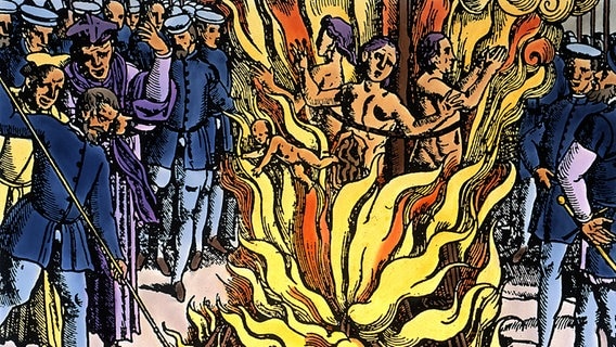 Verbrennung von drei Frauen, um 1580 (Holzschnitt, um 1580, neukoloriert) © picture-alliance/ akg-images 