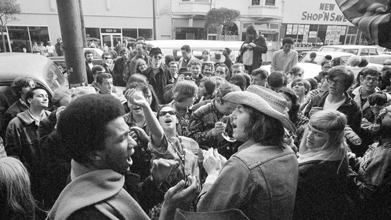 Hippies in San Francisco am 13. April 1967 © picture alliance / AP Photo Foto: Robert W. Klein