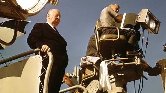 Alfred Hitchcock bei Dreharbeiten am Set im Jahr 1966 © IMAGO / Cinema Publishers Collection 