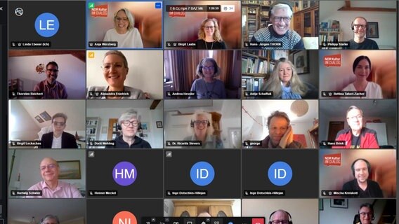 Viele verschiedene Kacheln einer Videokonferenz. In den Kacheln ist jeweils eine Person zu sehen, die in die Kamera lächelt. © NDR Foto: Linda Ebener