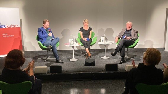 Moderator Alexander solloch, Autorin Svenja Flaßpöhler und Autor Rüdiger Safranski auf dem Podium © NDR Foto: Jens Büchsenmann
