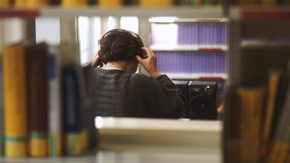 Student mit Kopfhörer im Sprachlabor. © imago/OR Medienvertrieb 