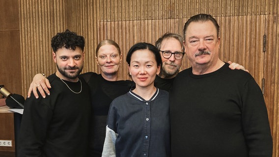 v.l.: Cino Djavid, Christiane von Poelnitz, Yvonne Yung Hee Bormann, Bjarne Mädel, Peter Kurth v.l.: Cino Djavid, Christiane von Poelnitz, Yvonne Yung Hee Bormann, Bjarne Mädel, Peter Kurth © NDR Foto: Janine Lüttmann