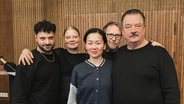 v.l.: Cino Djavid, Christiane von Poelnitz, Yvonne Yung Hee Bormann, Bjarne Mädel, Peter Kurth © NDR Foto: Janine Lüttmann