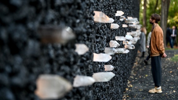 Ein junger Mann steht an der "Crystal Wall of Crying" der Gedenkstätte Babyn Jar. © picture alliance/dpa/dpa-Zentralbild | Britta Pedersen Foto: Britta Pedersen