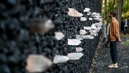 Ein junger Mann steht an der "Crystal Wall of Crying" der Gedenkstätte Babyn Jar. © picture alliance/dpa/dpa-Zentralbild | Britta Pedersen Foto: Britta Pedersen
