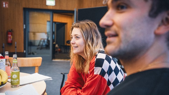 Schauspieler:Innen während der Sprachaufnahmen im Studio am Rothenbaum. © NDR 