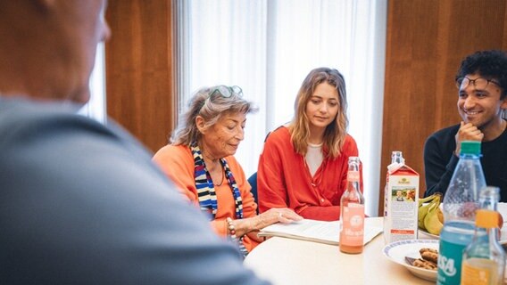 Schauspieler:Innen während der Sprachaufnahmen im Studio am Rothenbaum. © NDR 