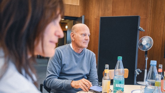 Schauspieler:Innen während der Sprachaufnahmen im Studio am Rothenbaum. © NDR 