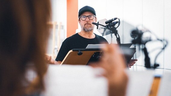 Schauspieler:Innen während der Sprachaufnahmen im Studio am Rothenbaum. © NDR 