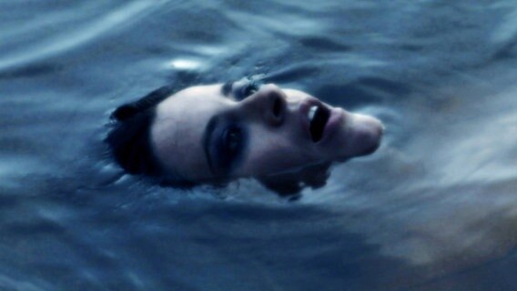 Ein verschwommenes Frauengesicht schaut aus dem Wasser. © kikolela / photocase.de Foto: kikolela