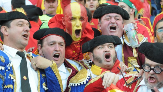 Die spanischen Fans jubeln. © picture-alliance/ dpa | Achim Scheidemann Foto: Achim Scheidemann