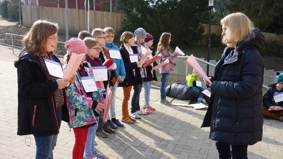 Schüler der Klasse 3b der Schule am Berg in Schledehausen beim Proben für die Hörspielaufnahmen auf dem Schulhof. © Simone Assmann 