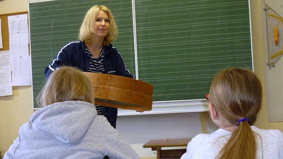 Janine Lüttemann führt den Schülern der Klasse 3b der Schule am Berg Geräuschemacher vor. © Simone Assmann 