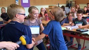 Kinder der 4. Klasse Grundschule Lüne machen Tonaufnahmen für eine Kampfszene. © NDR Foto: Janine Lüttmann