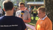 Schüler der 10. Klassen der Mosaik-Schule und der Mosaik-Schule und des Franziskus-Gymnasiums bei Sprachaufnahmen mit NDR Producer Marko Pauli. © NDR Foto: Claudio Campagna