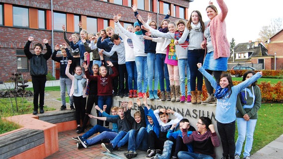 Die Klasse 7a des Detlefsengymnasiums in Glückstadt im Gruppenbild. © NDR Foto: Florian Jacobsen