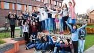 Die Klasse 7a des Detlefsengymnasiums in Glückstadt im Gruppenbild. © NDR Foto: Florian Jacobsen