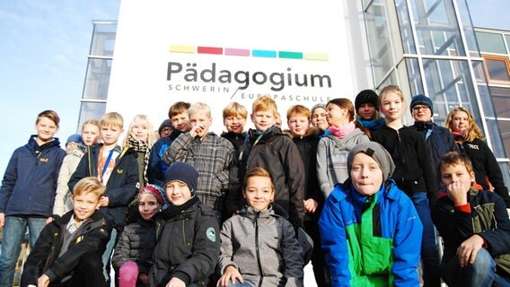 Schüler der Klassen 5a und 5b am Pädagogium Schwerin im Gruppenbild vor dem Schulgebäude. © NDR Foto: Florian Jacobsen
