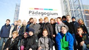 Schüler der Klassen 5a und 5b am Pädagogium Schwerin im Gruppenbild vor dem Schulgebäude. © NDR Foto: Florian Jacobsen