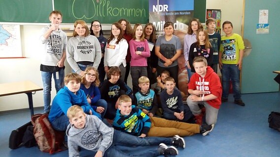 Die Klasse 6b der Fintauschule in Lauenbrück posiert für ein Klassenfoto. © NDR Foto: Eva Solloch