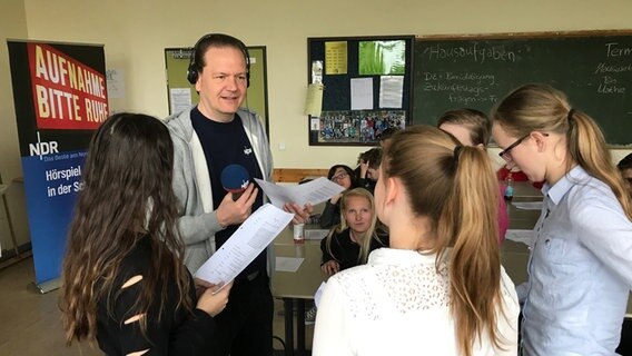 In der Realschule Himmelthür in Hildesheim nehmen Schüler mit Alexander Gerhardt vom NDR das Hörspiel "Watchdog" auf. © NDR Foto: Claudio Campagna