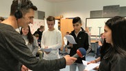 Schüler der Klasse 10 an der Hauptschule Heidberg in Braunschweig nehmen mit dem NDR das Hörspiel "ABCDE und ich" auf. © NDR Foto: Claudio Campagna