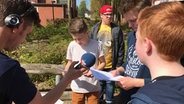Schüler der 8. Klasse an der Geestlandschule Fredenbeck nehmen mit dem NDR das Hörspiel "Watchdog" auf. © NDR Foto: Claudio Campagna