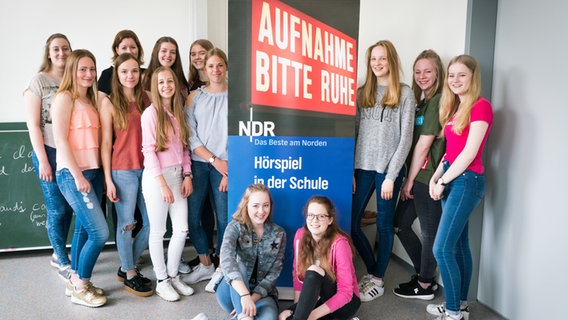 Schülerinnen der Liebfrauenschule Vechta posieren für ein Klassenfoto. © NDR 