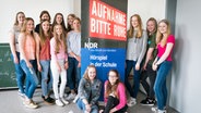 Schülerinnen der Liebfrauenschule Vechta posieren für ein Klassenfoto. © NDR 