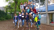 Die Kinder der Klasse 6b der Stadtteilschule Walddörfer posieren auf einem Klettergerüst. © NDR Foto: Jantje Fischhold