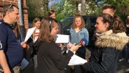 Schülerinnen und Schüler der 9. Klasse der Wagrienschule in Oldenburg in Holstein sprechen beim NDR Projekt "Hörspiel in der Schule" ihre Rollen. © NDR Foto: Juliane Bergmann