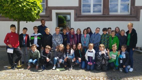 Schülerinnen und Schüler der Klasse 5b der Goetheschule Einbeck posieren für ein Gruppenbild. © NDR Foto: Jantje Fischhold