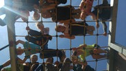 Die Schülerinnen und Schüler der Klasse 4 der ORI Grundschule Leezen posieren auf einem Klettergerüst für ein Gruppenbild. © NDR Foto: Jantje Fischhold
