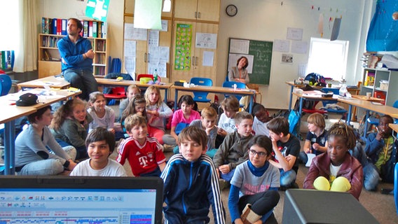 Die 5. Klasse des Lycée Francais de Hambourg hört sich die Aufnahmen an. © NDR Foto: Janine Lüttmann