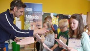 Jürgen Kopp macht Sprachaufnahmen mit Schülern der Klasse 4 der Grundschule Obernfeld. © NDR Foto: Janine Lüttmann