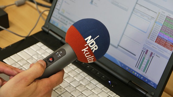 Ein NDR Kultur Mikrofon wird angeschaltet. © NDR Foto: Anja Stojanek