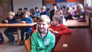 Schüler der Klasse 3-4 in der Schule unterm Regenbogen in Schmedenstedt. © NDR Foto: Janine Lüttmann