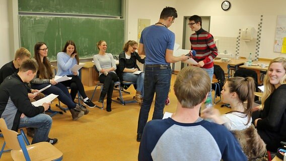 Klasse 12 des Marion-Dönhoff-Gymnasiums macht Aufnahmen zum Hörspiel. © NDR Foto: Claudio Campagna