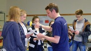 Schülerinnen der 10. Klasse des Albert-Einstein-Gymnasiums in Hameln machen Sprachaufnahmen. © NDR Foto: Michael Draeger