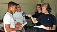 Schülerinnen der 10. Klasse der Cäcilienschule Oldenburg  machen Sprachaufnahmen mit Sabine Korbmann vom NDR. © NDR Foto: Claudio Campagna