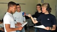 Schülerinnen der 10. Klasse der Cäcilienschule Oldenburg  machen Sprachaufnahmen mit Sabine Korbmann vom NDR. © NDR Foto: Claudio Campagna