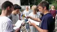 Schüler der Klasse 9k des Otto-Hahn-Gymnasiums bei Sprachaufnahmen mit Marko Pauli. © NDR Foto: Michael Draeger