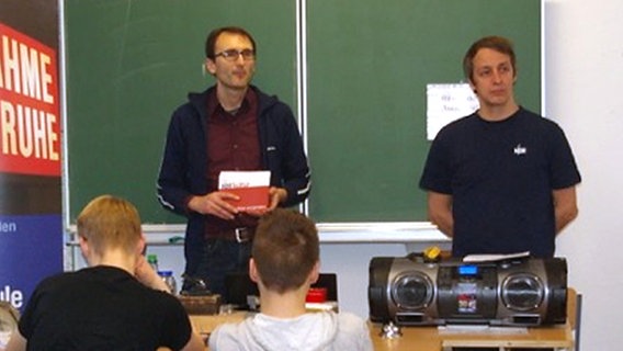 Claudio Campagna (links) und Marko Pauli vom NDR arbeiten mit den Schülern der 10a der Albert-Schweitzer-Schule in Lübeck. © NDR Foto: Sylvia Granz