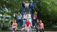 Die Kinder der Klasse 3k der Schule am alten Markt in Rostock posieren auf einem Klettergerüst. © NDR Foto: Jantje Fischhold