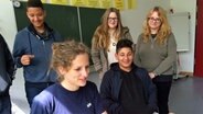 Schüler der Klasse 7 der Albert-Liebmann-Schule Hannover schauen Hanna Brünjes über die Schulter. © NDR Foto: Janine Lüttmann